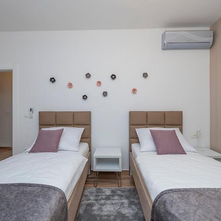 Luxury Apartments - La Vir 1 & 2 Luaran gambar