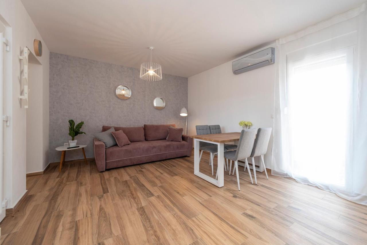 Luxury Apartments - La Vir 1 & 2 Luaran gambar