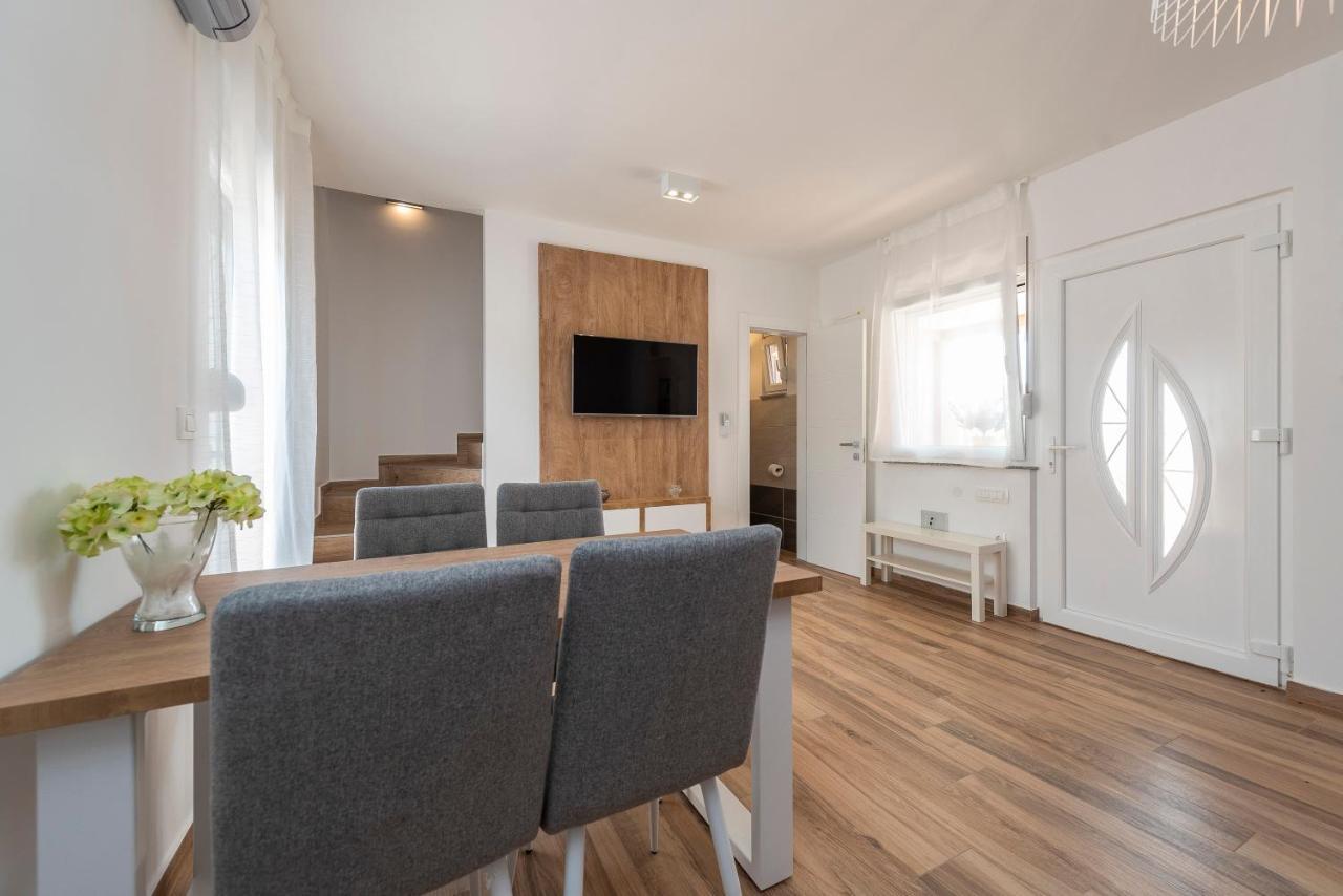 Luxury Apartments - La Vir 1 & 2 Luaran gambar