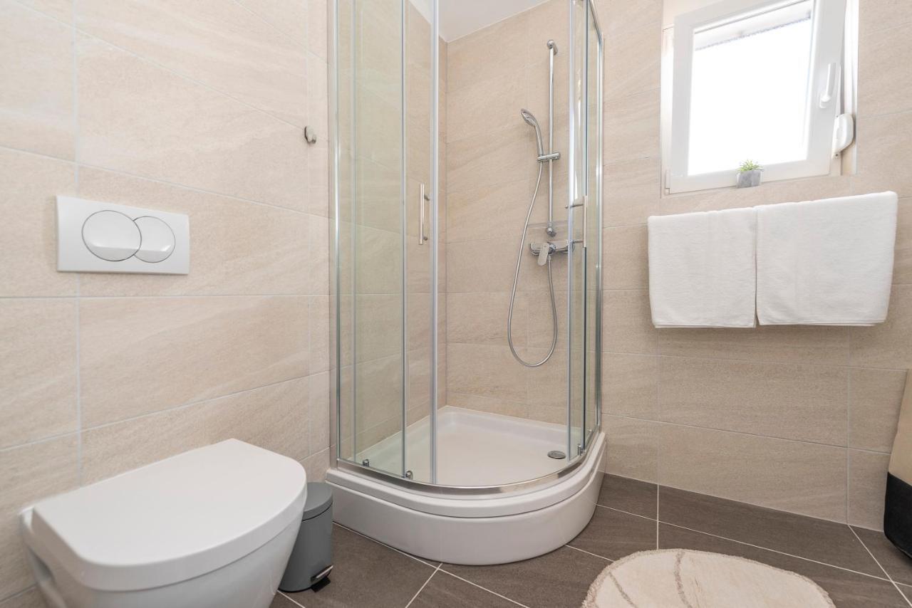 Luxury Apartments - La Vir 1 & 2 Luaran gambar